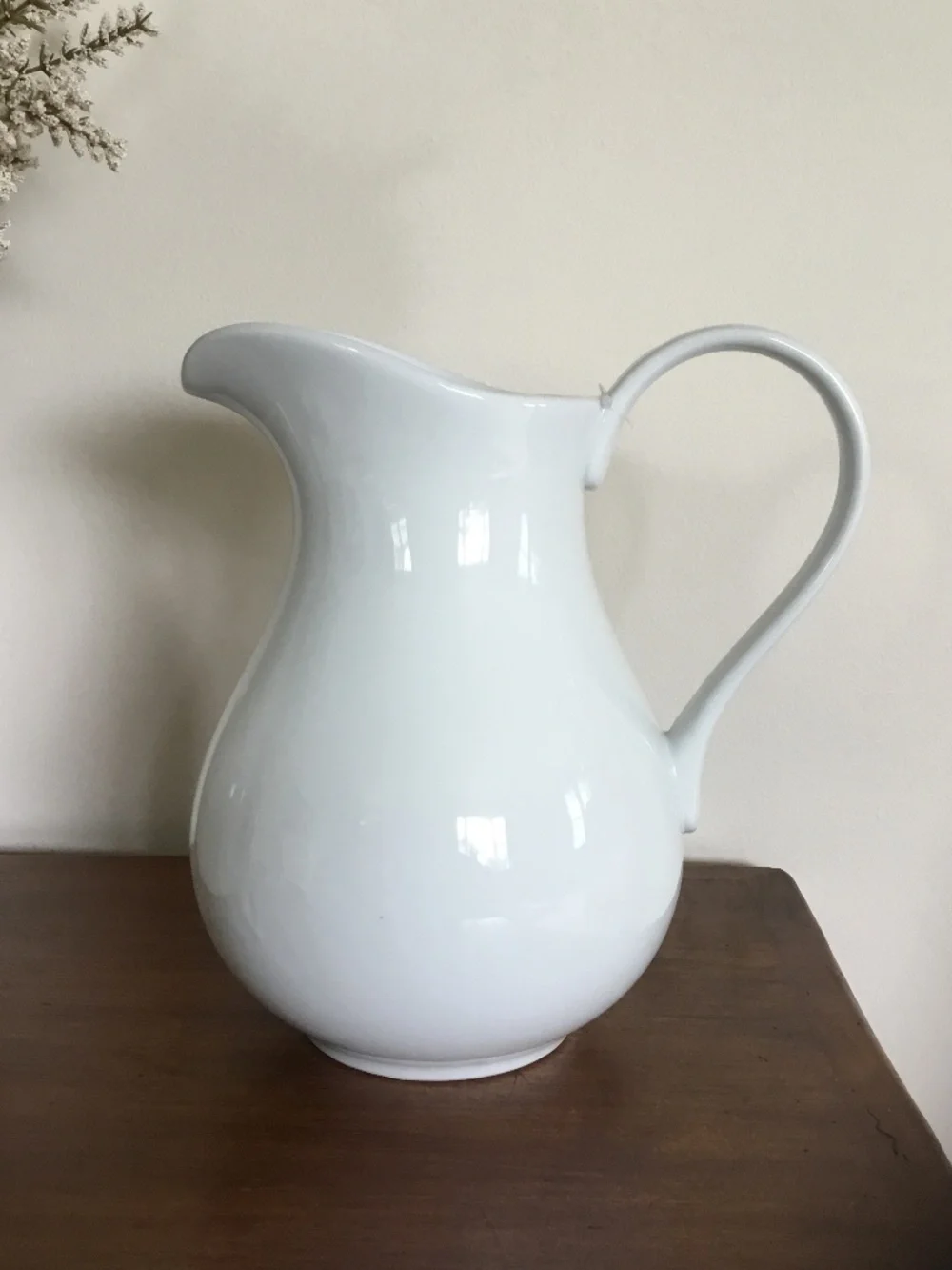 NWOT Pottery Barn 96oz Pitcher Great White Collection (Rim Shape)